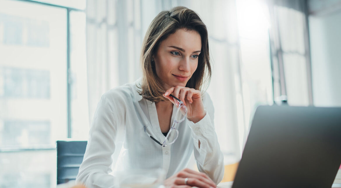 Frau arbeitet am Laptop
