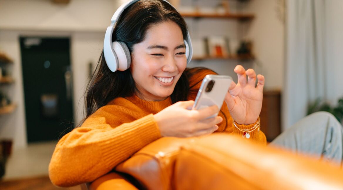 Frau ändert am Android-Handy den Standard-Browser.