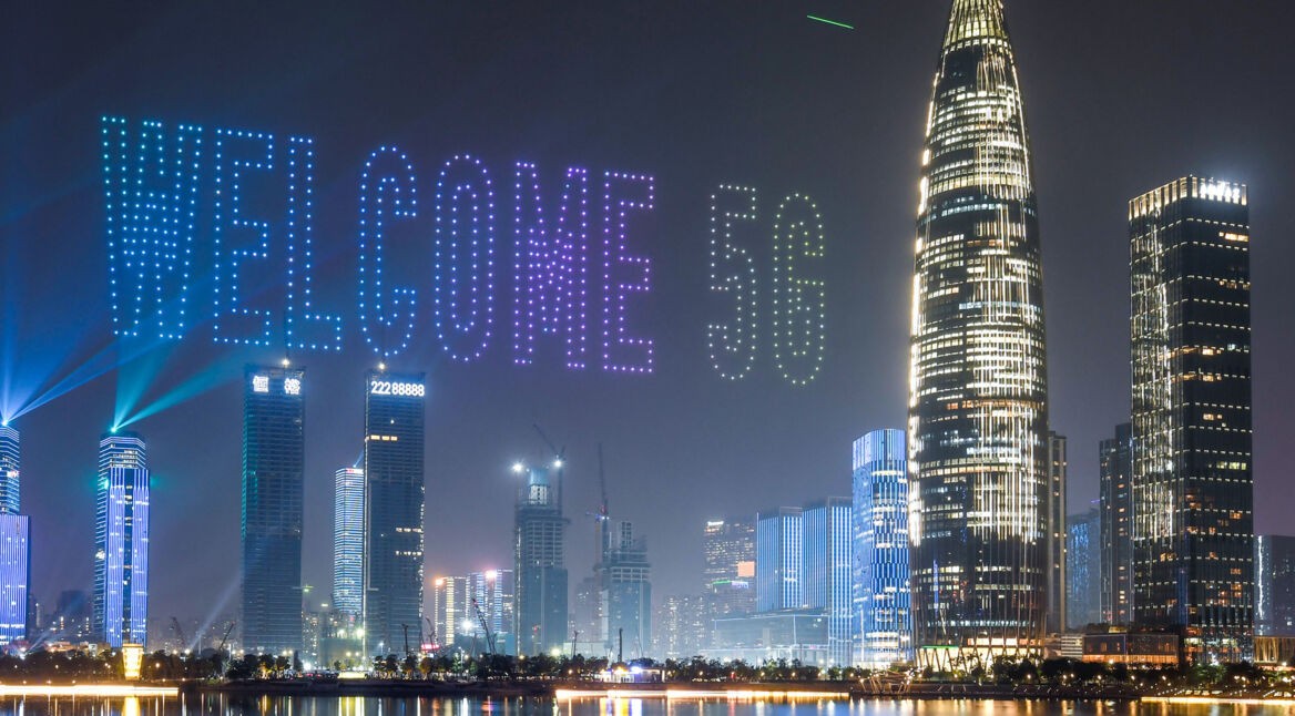 Skyline von Shenzhen bei Nacht mit Lichtershow
