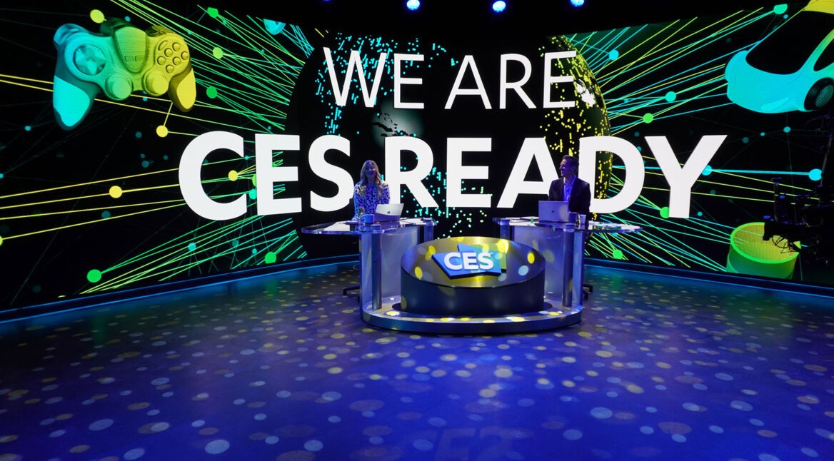 iJustine und Rich DeMuro bei der digitalen CES 2021. Auf einem Bildschirm hinter ihnen ist "We are CES Ready" zu lesen.