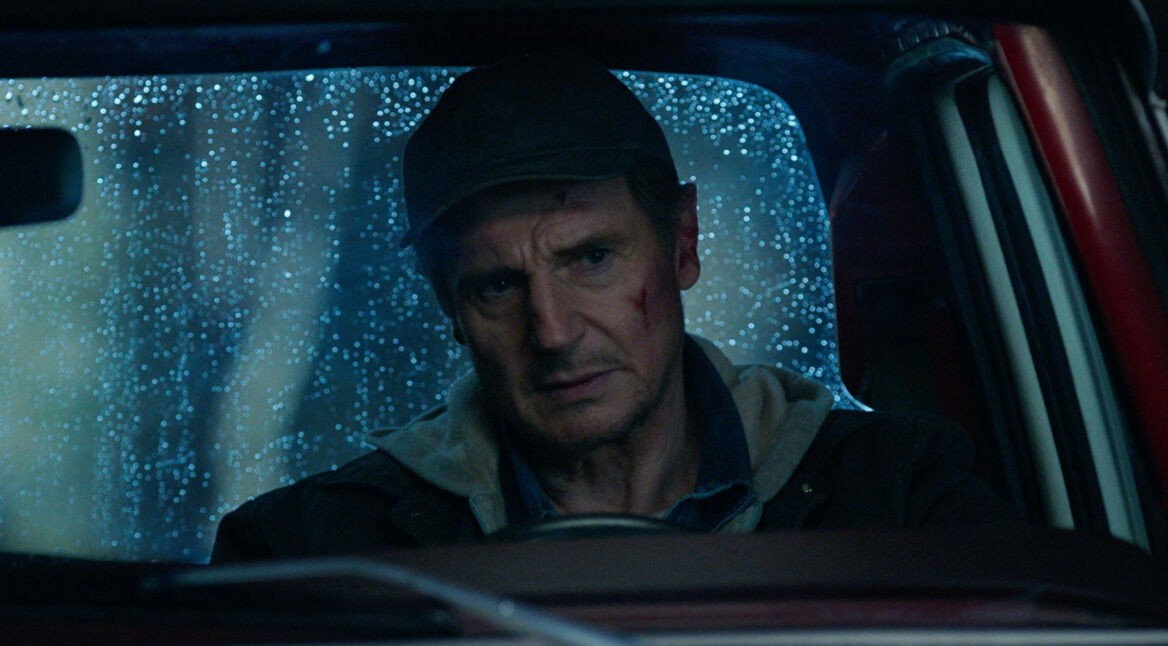 Tom Dolan (Liam Neeson) sitzt in seinem Auto. Eine Szene aus dem Film Honest Thief.