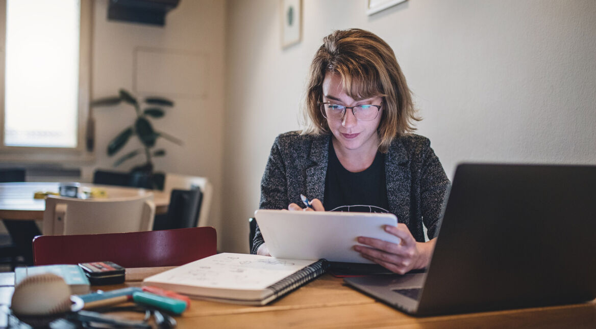 Frau verbindet iPad kabellos mit Ihrem PC