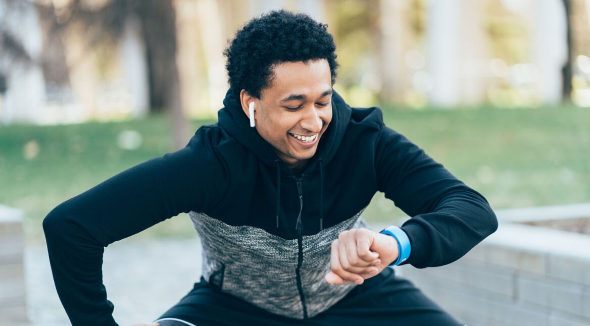 Mann trägt Apple Watch und AirPods beim Sport