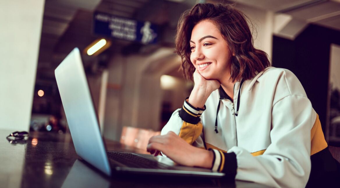 Frau bearbeitet PDF im Browser ihres Laptops.