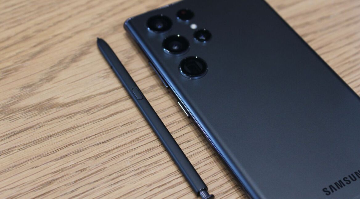 Das Galaxy S22 Ultra mit S Pen.