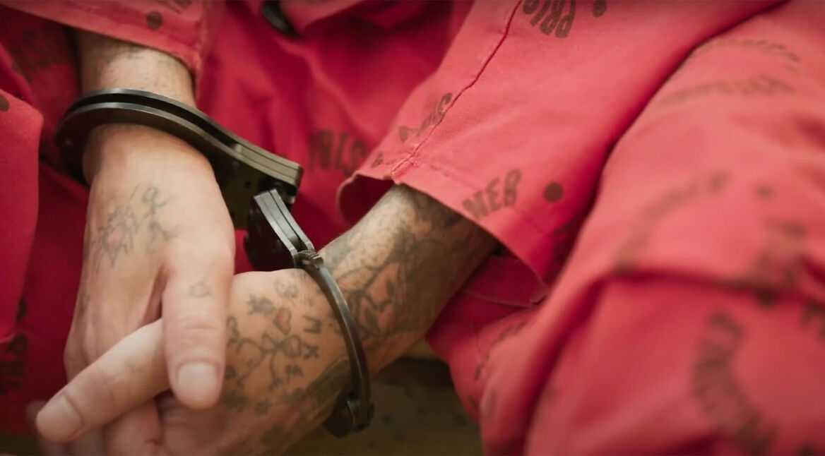 Hände eines Häftlings in Handschellen