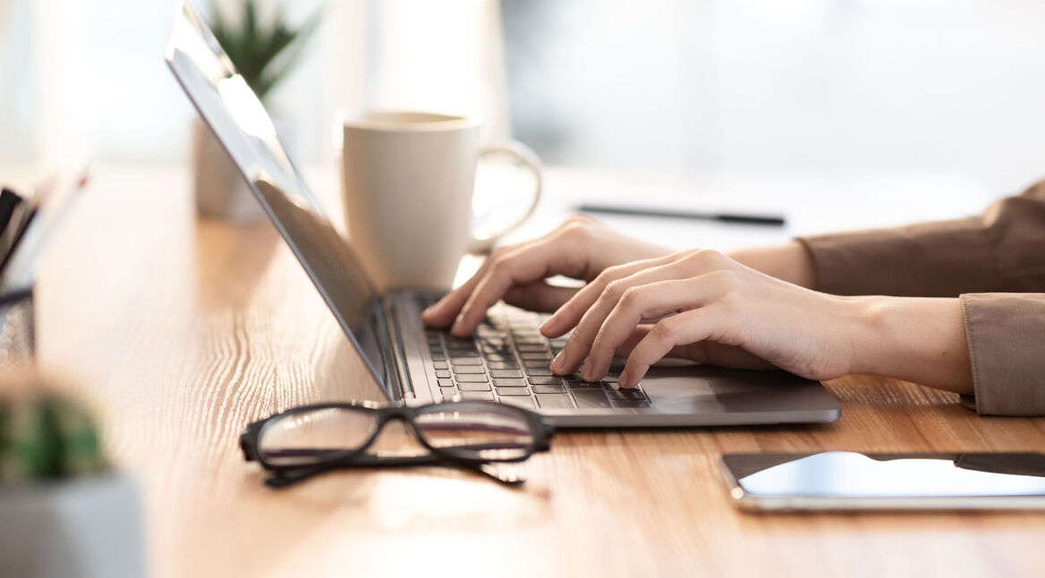 Frau arbeitet am Laptop