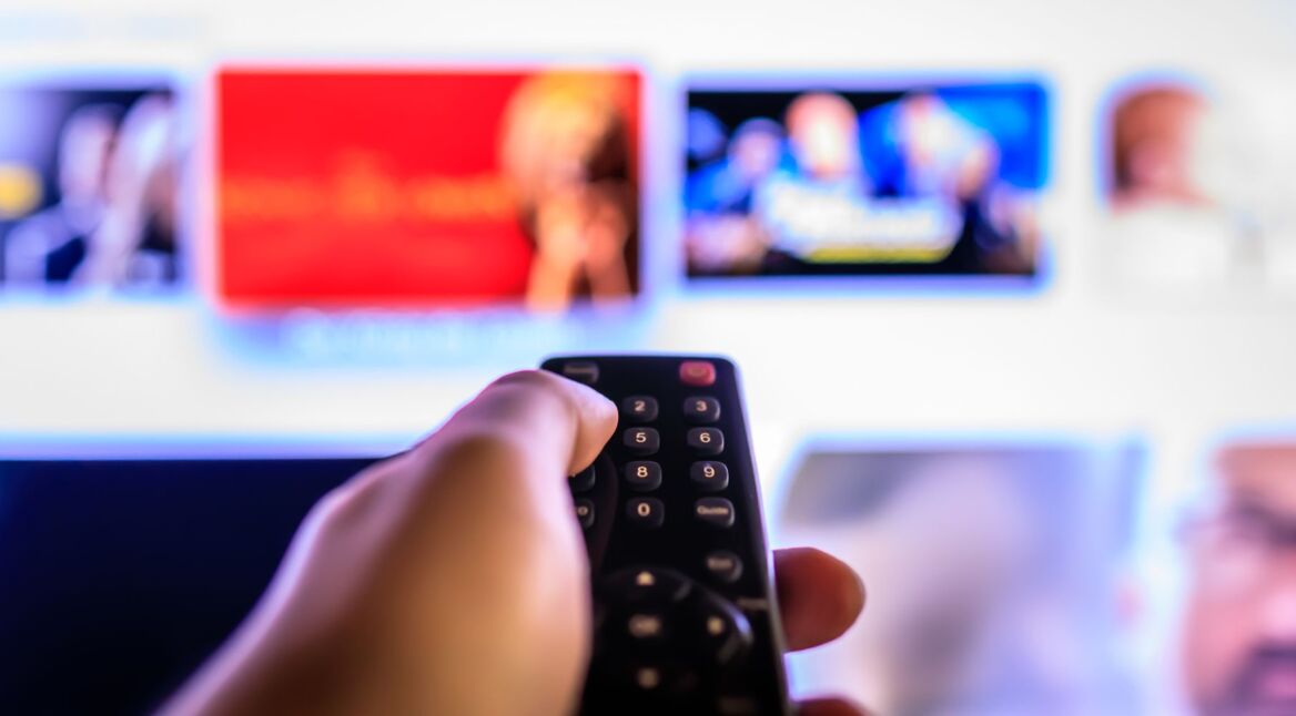 Am Fernseher durchs Netflix-Angebot wühlen.