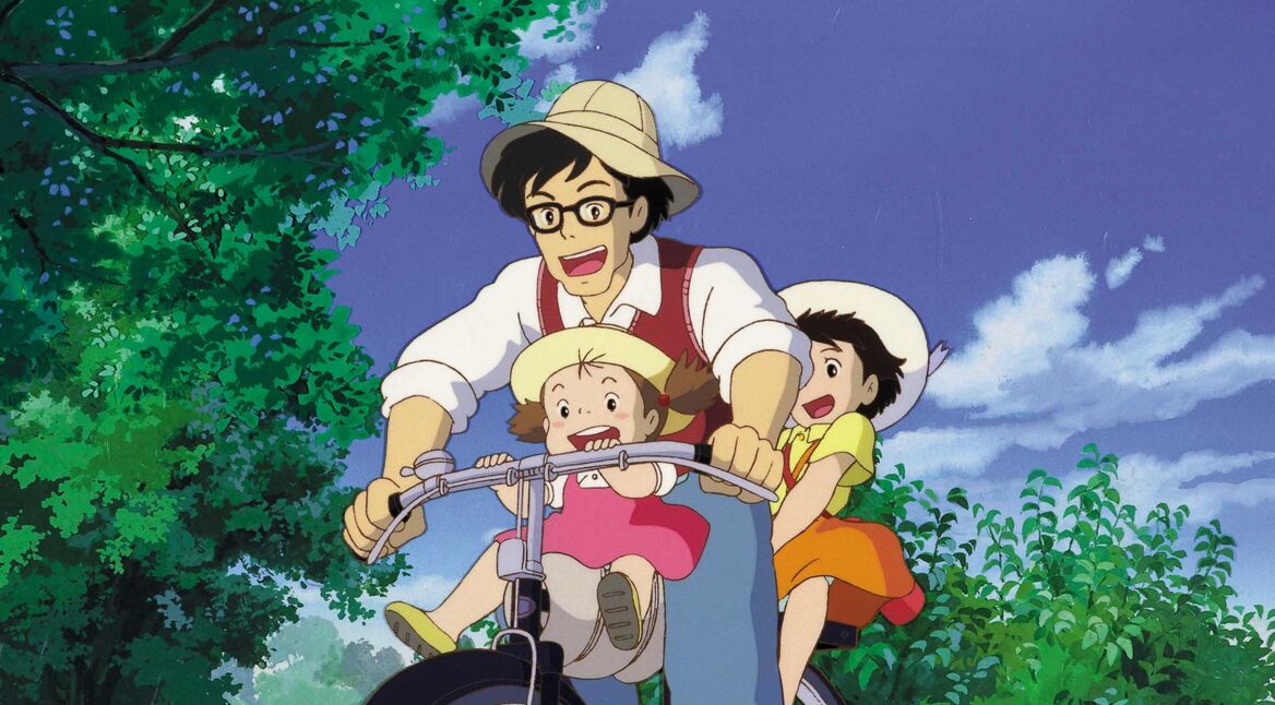 Vater mit Töchtern im Anime "Mein Nachbar Totoro"