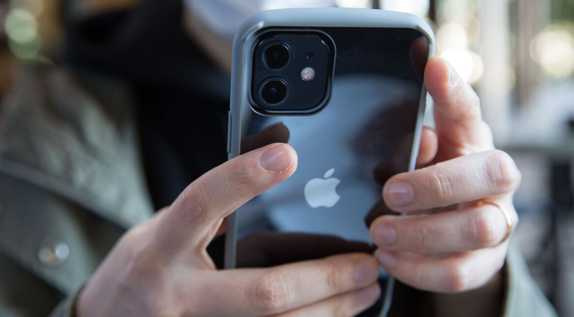Eine Person hält das iPhone 12 in den Händen