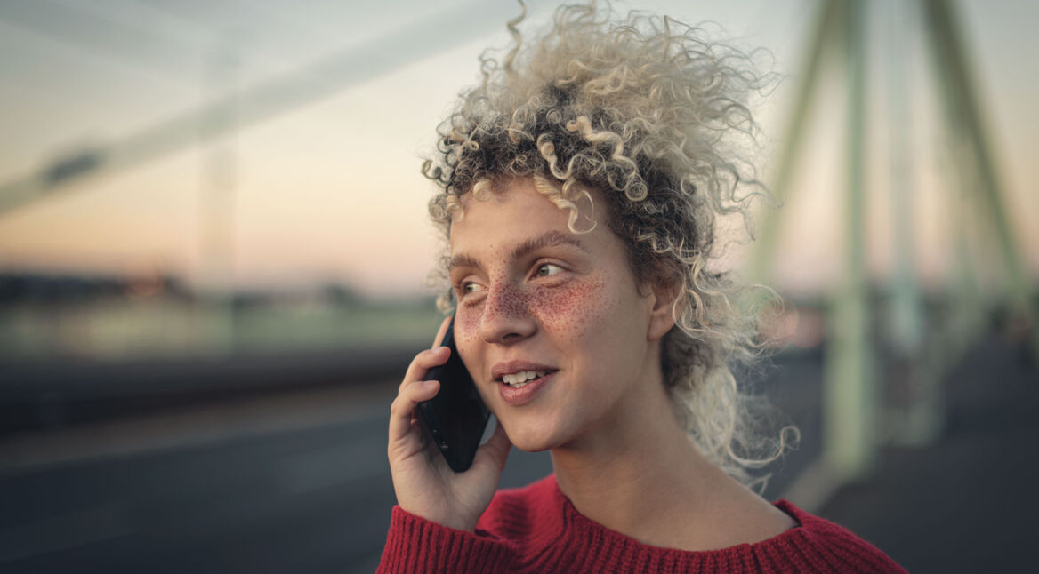 frau telefoniert ins ausland mit den minutenpakete von vodafone