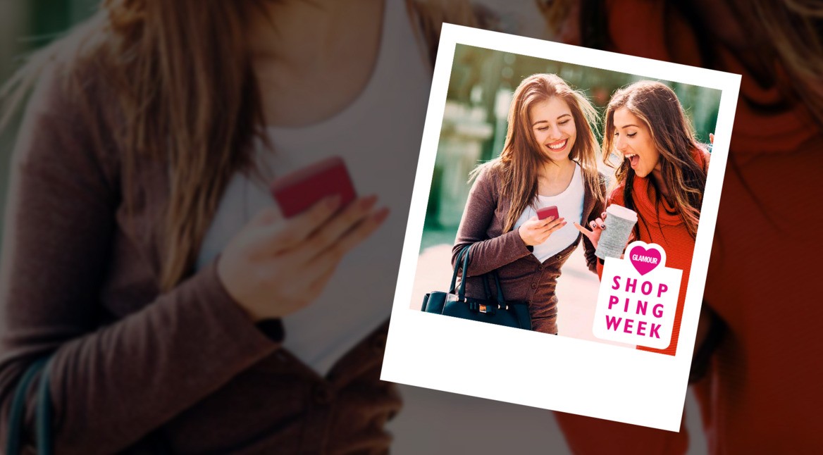 Zwei junge Frauen schauen auf ein Smartphone.