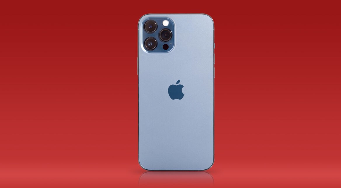 Rückseite des iPhone 12 Pro Max vor rotem Hintergrund