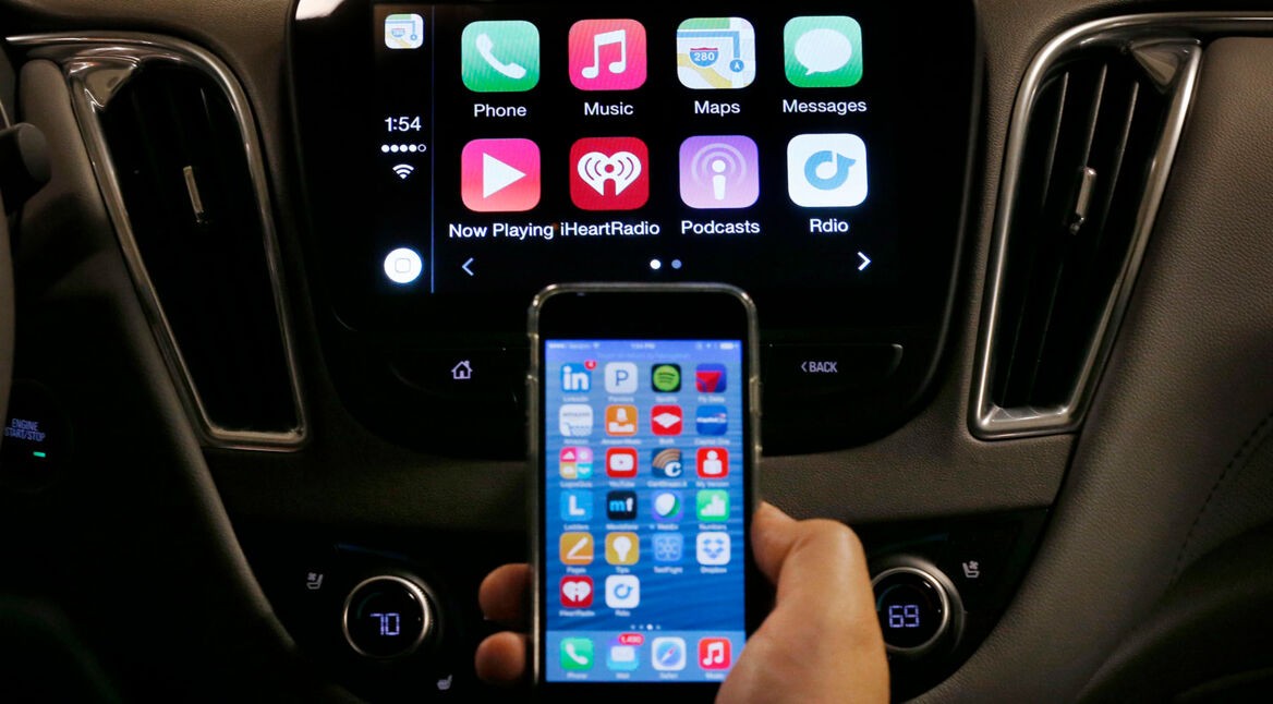iPhone und CarPlay-Display im Auto