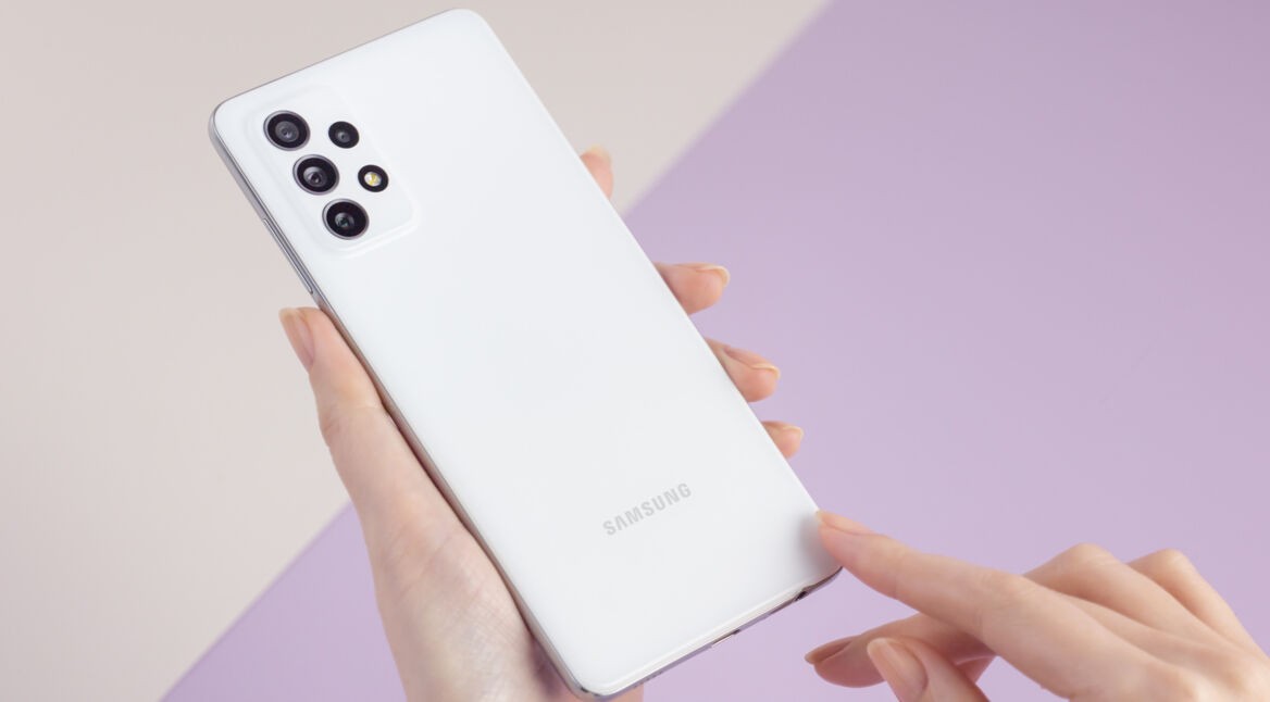 Zwei Hände, die das Samsung Galaxy A72 in Weiß halten