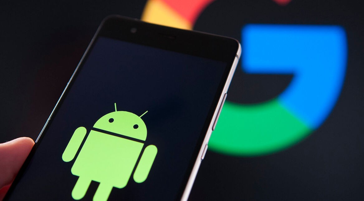 Android-Männchen auf einem Smartphone, Google-Symbol im Hintergrund