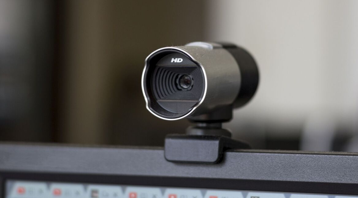 Clip-on-Webcam auf einem Computer-Monitor