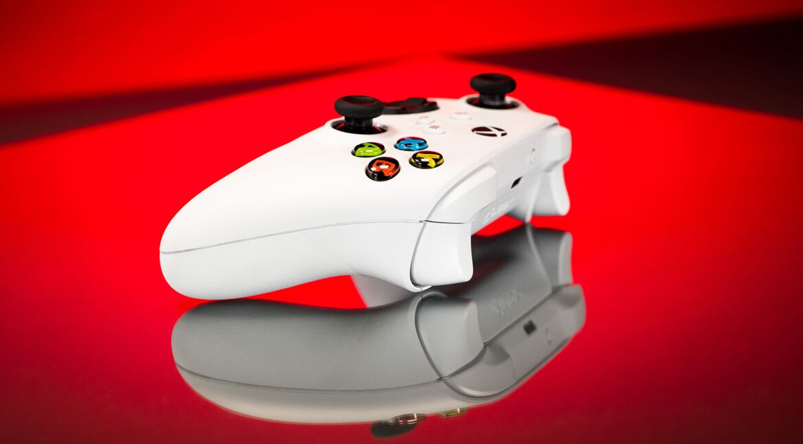Xbox-Controller vor rotem Hintergrund