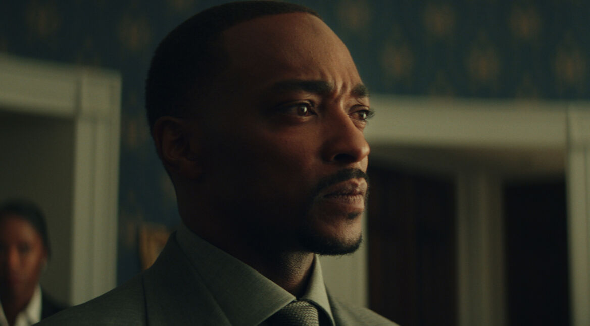 Auf dem Bild zu "Captain America: Brave New World" ist Anthony Mackie als neuer Captain America in normaler Kleidung in einem Raum zu sehen. Er schaut grübelnd, skeptisch.