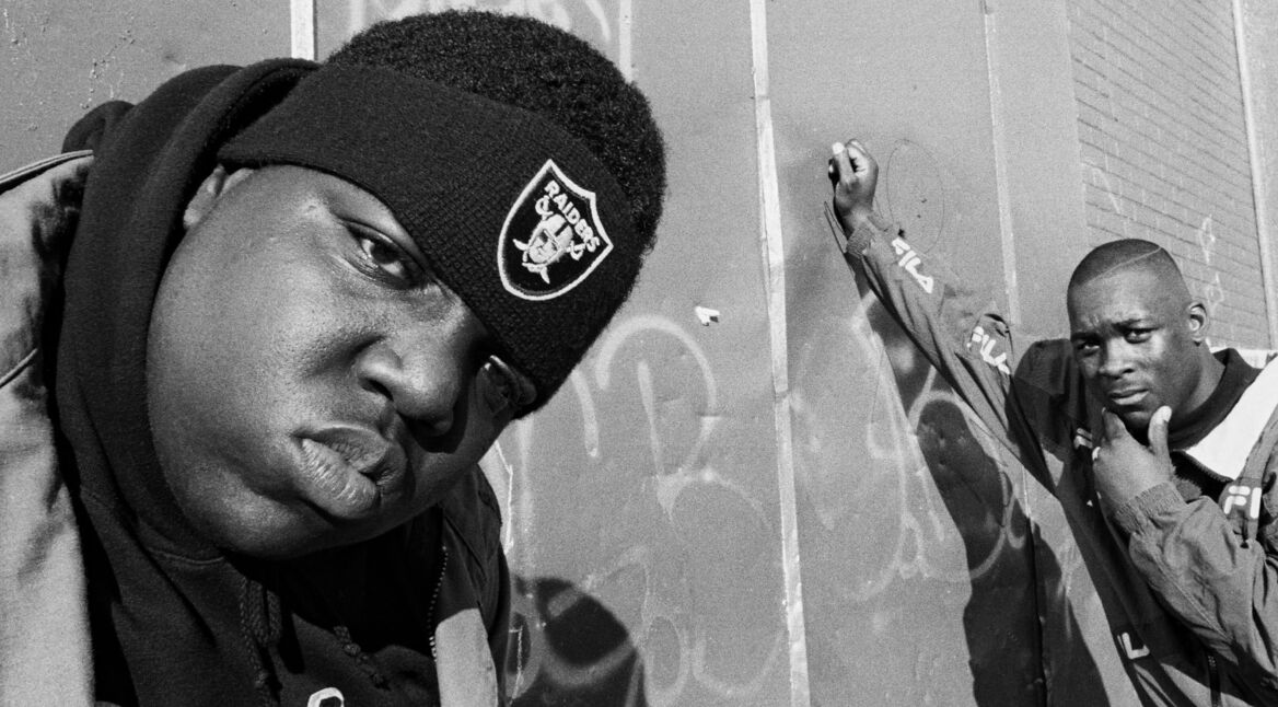 Notorious B.I.G. und DJ 50 Grand schauen in die Kamera.