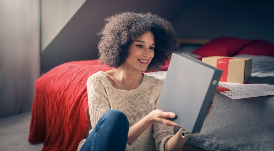 Eine Frau richtet ihren Router ein