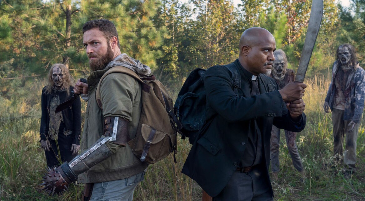 Aaron (Ross Marquand) und Gabriel (Seth Gilliam) setzen sich gegen eine Horde Beißer zur Wehr. Eine Szene aus "The Walking Dead".