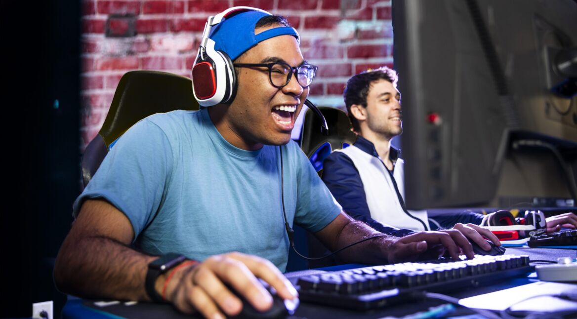 Ein junger Mann spielt am Computer