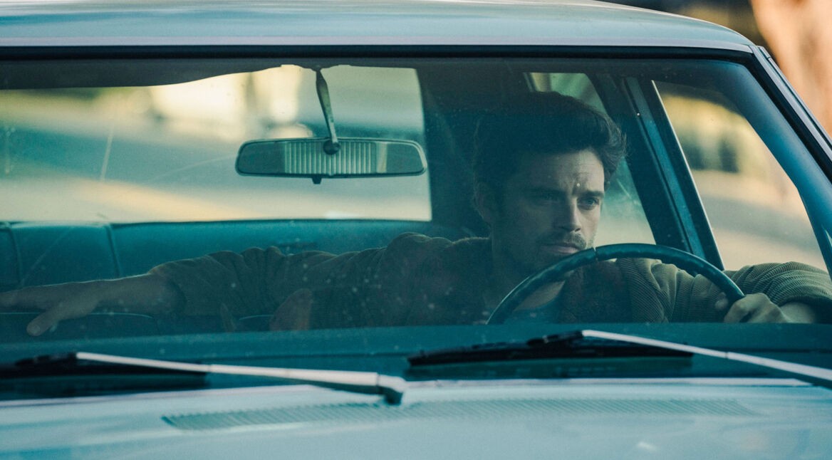 Frank (Sebastian Stan) sitzt in seinem Auto. Eine Szene aus dem Film Love Again.