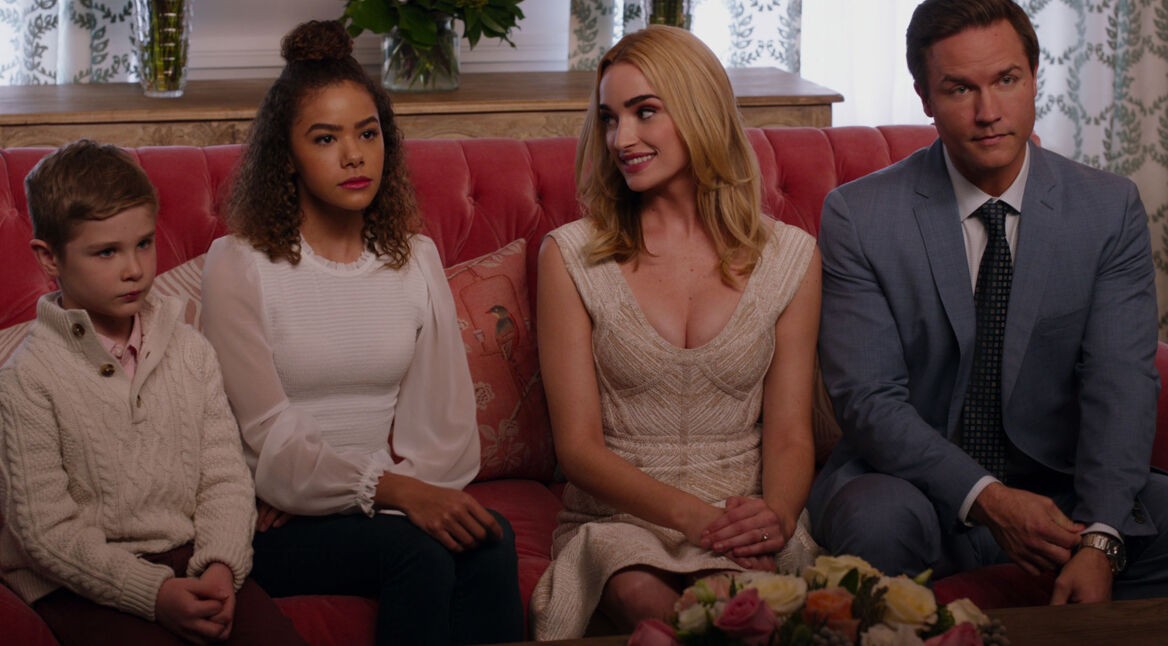 Austin (Diesel La Torraca), Ginny (Antonia Gentry), Georgia (Brianne Howey) und Bürgermeister Paul Randolph (Scott Porter) in der Serie "Ginny & Georgia".