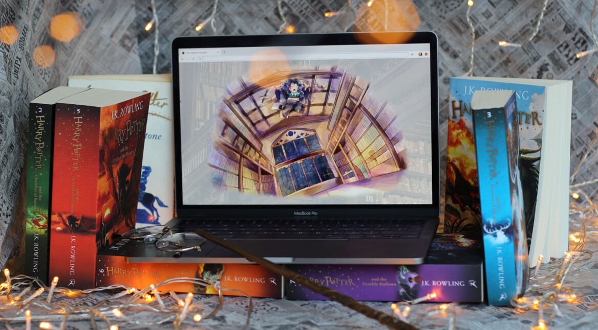 Bücher und ein Laptop, auf dem "The Hogwarts Escape" gespielt wird.