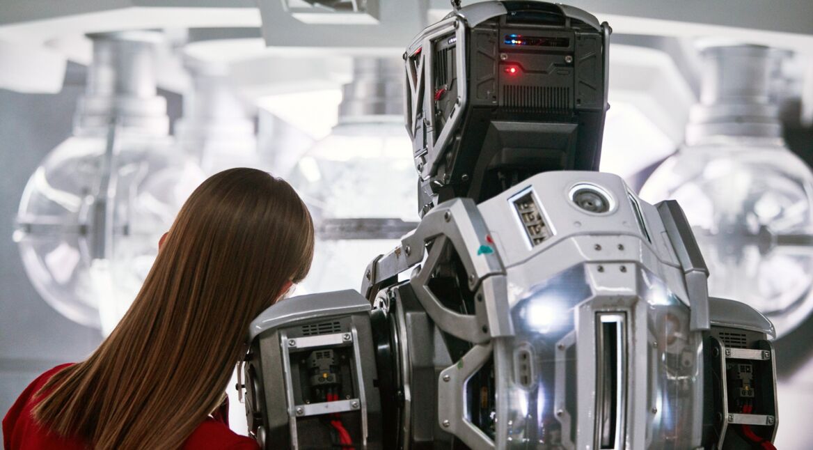 Der Android "Mutter" und die "Tochter" in "I am Mother"