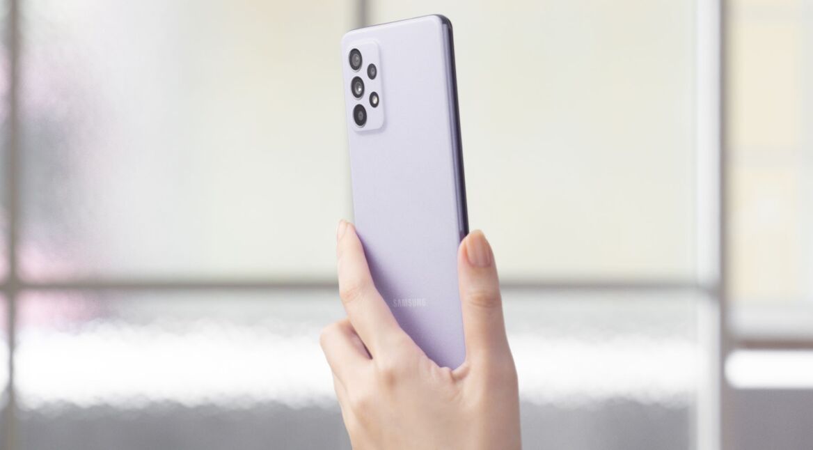 Samsung Galaxy A52 in Violett.