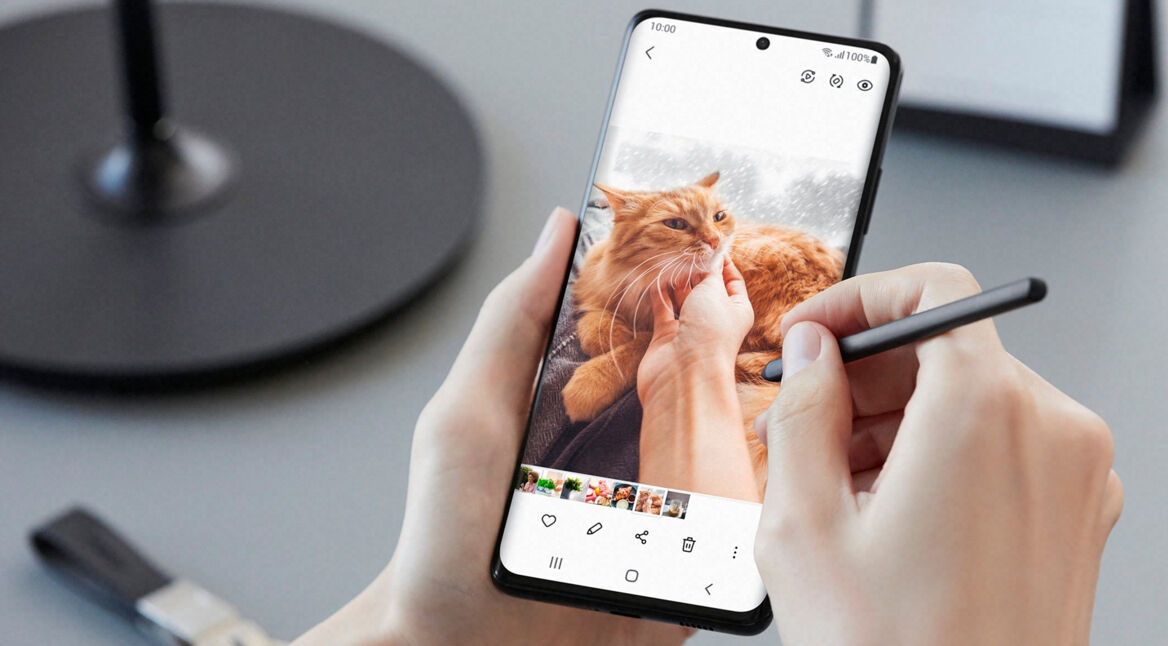 Frau nutzt Samsung Galaxy S21 Ultra