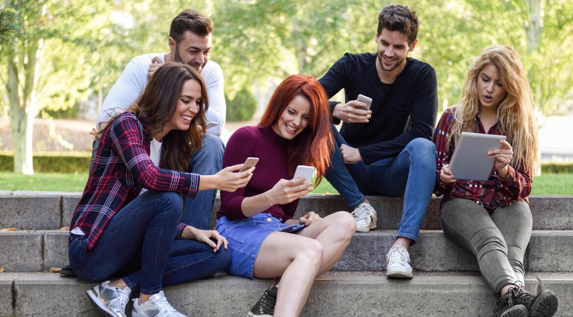 Freunde spielen gemeinsam Gartic Phone