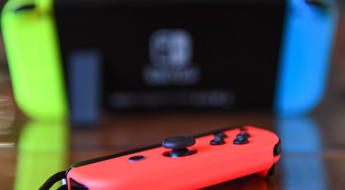 Roter Joy Con vor verschwommener Nintendo Switch
