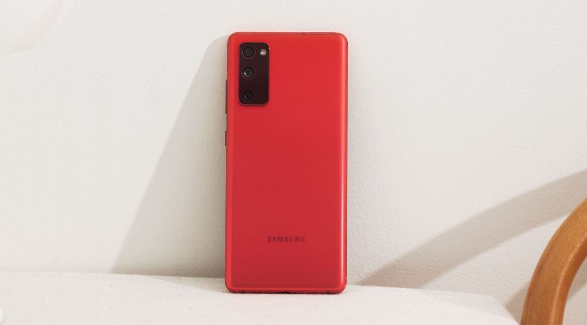 Das Samsung Galaxy S20 FE in Rot.