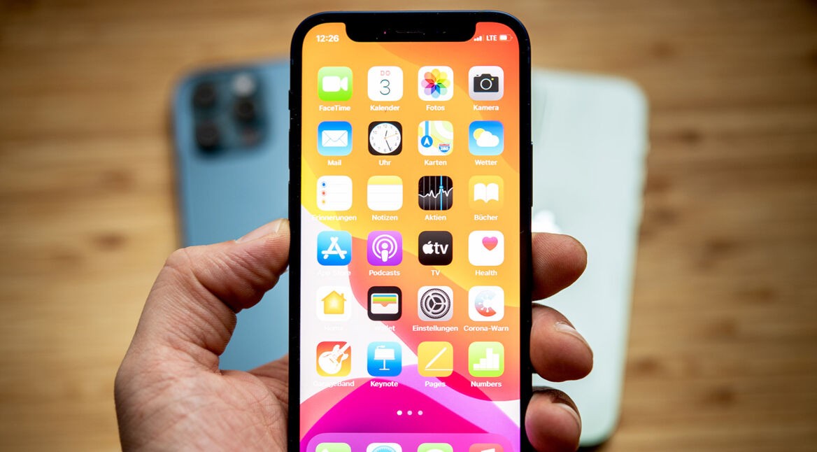 Mann hält ein iPhone 12 mini der Hand