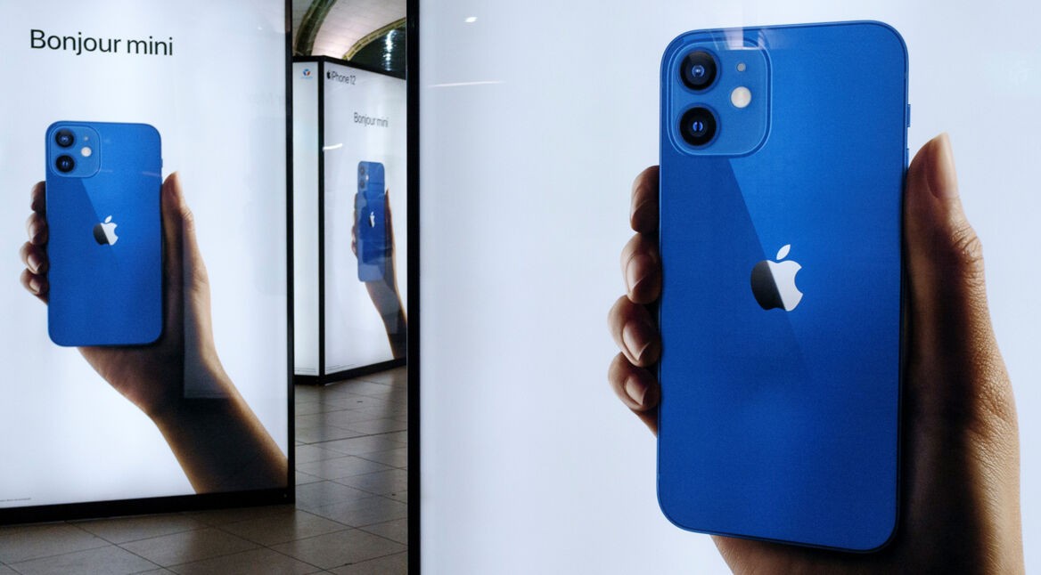iPhone 12 mini in Blau auf Plakaten