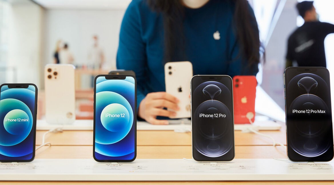 Alle Modelle der iPhone-12-Reihe nebeneinander im Apple Store