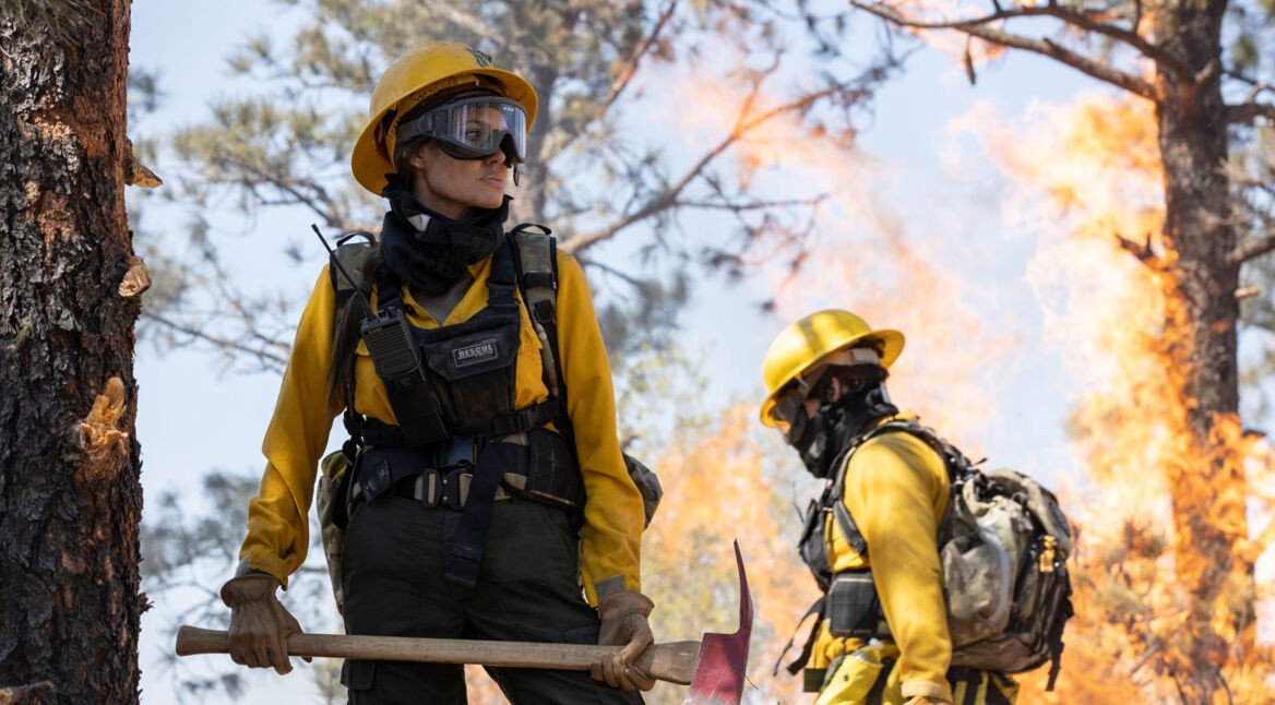 Angelina Jolie als Feuerwehrfrau Hannah Faber im Film They Want Me Dead