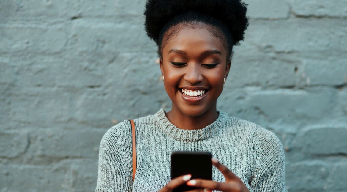 Frau schaut auf ihr Smartphone.