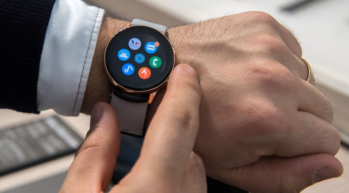 Mann trägt die Galaxy Watch Active2 von Samsung.