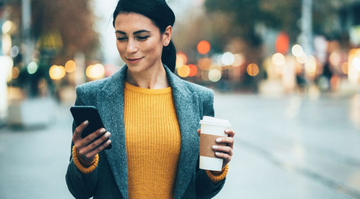 Frau tippt am Smartphone.