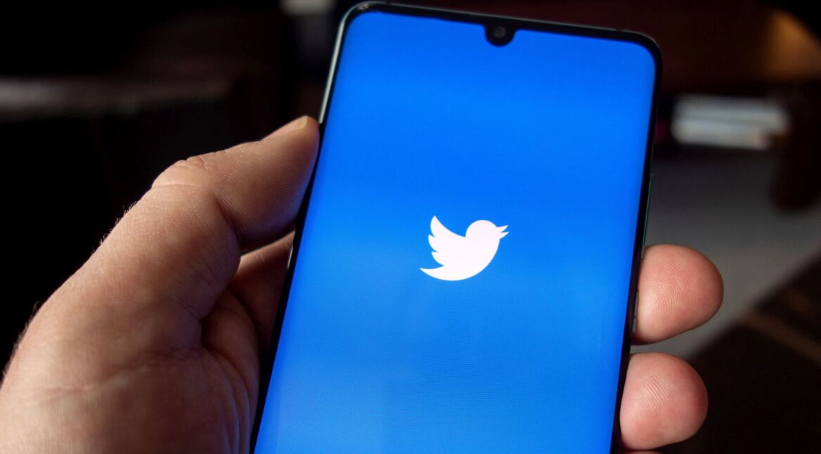 Das blaue Logo von Twitter auf einem Smartphone