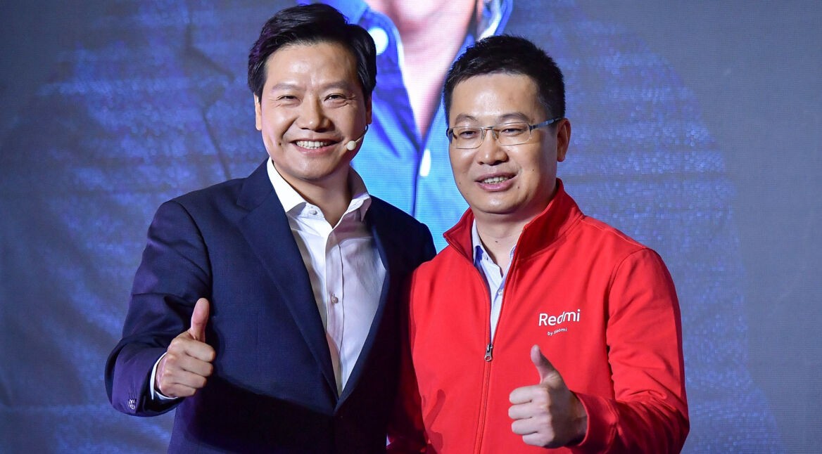 Lei Jun und Lu Weibing strecken lachend den Daumen nach oben