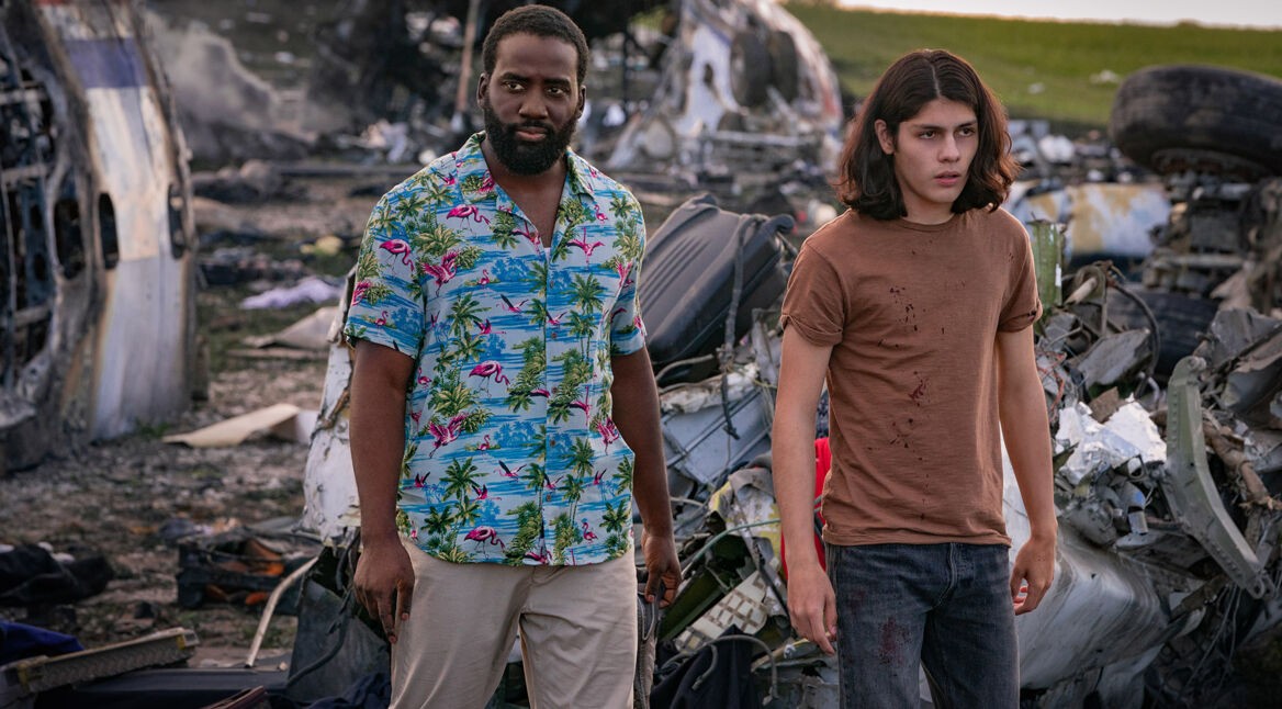 Dodge (Shamier Anderson) und Noah (Lucius Hoyos) im Netflix-Thriller "Awake".