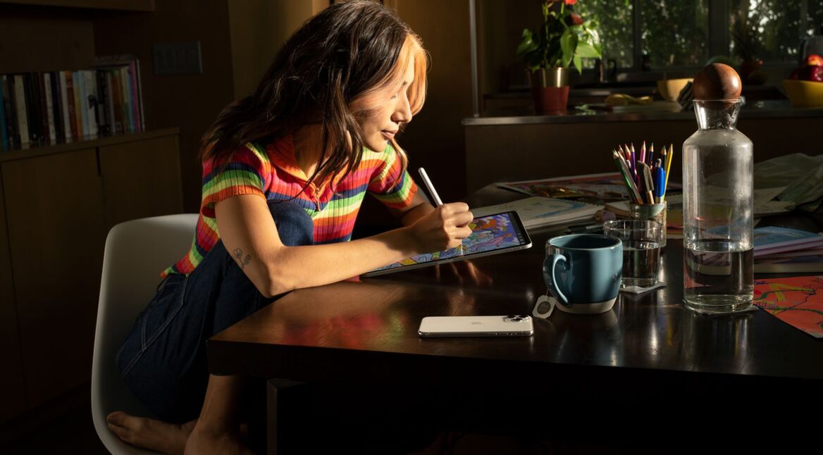Frau zeichnet auf dem iPad.