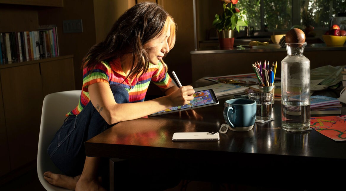 Frau nutzt iPad mit iPadOS 15 zum Zeichnen