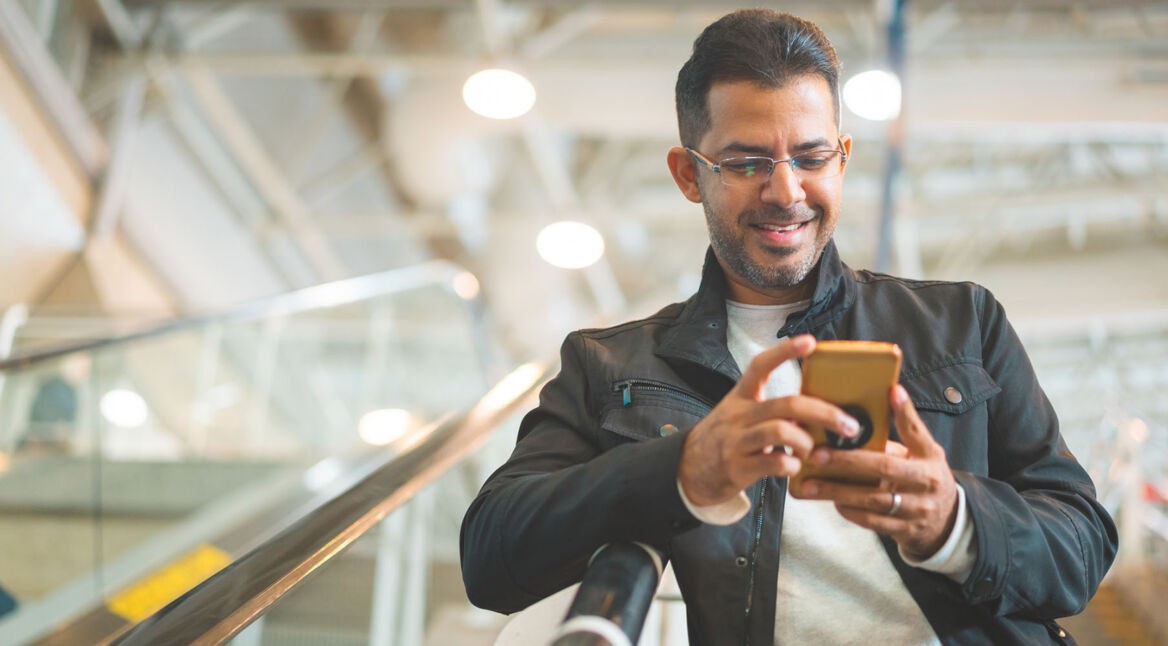 Mann nutzt sein iPhone am Flughafen als Pass