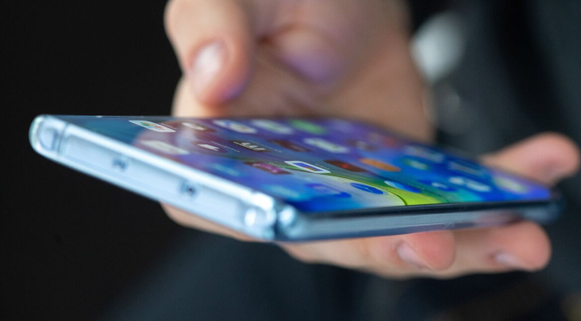 Mann hält ein Huawei P30 in der Hand, um einen Screenshot zu machen